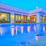 Goekseki 2 Bedroom Seaview With Private Pool Hot Tub וילה